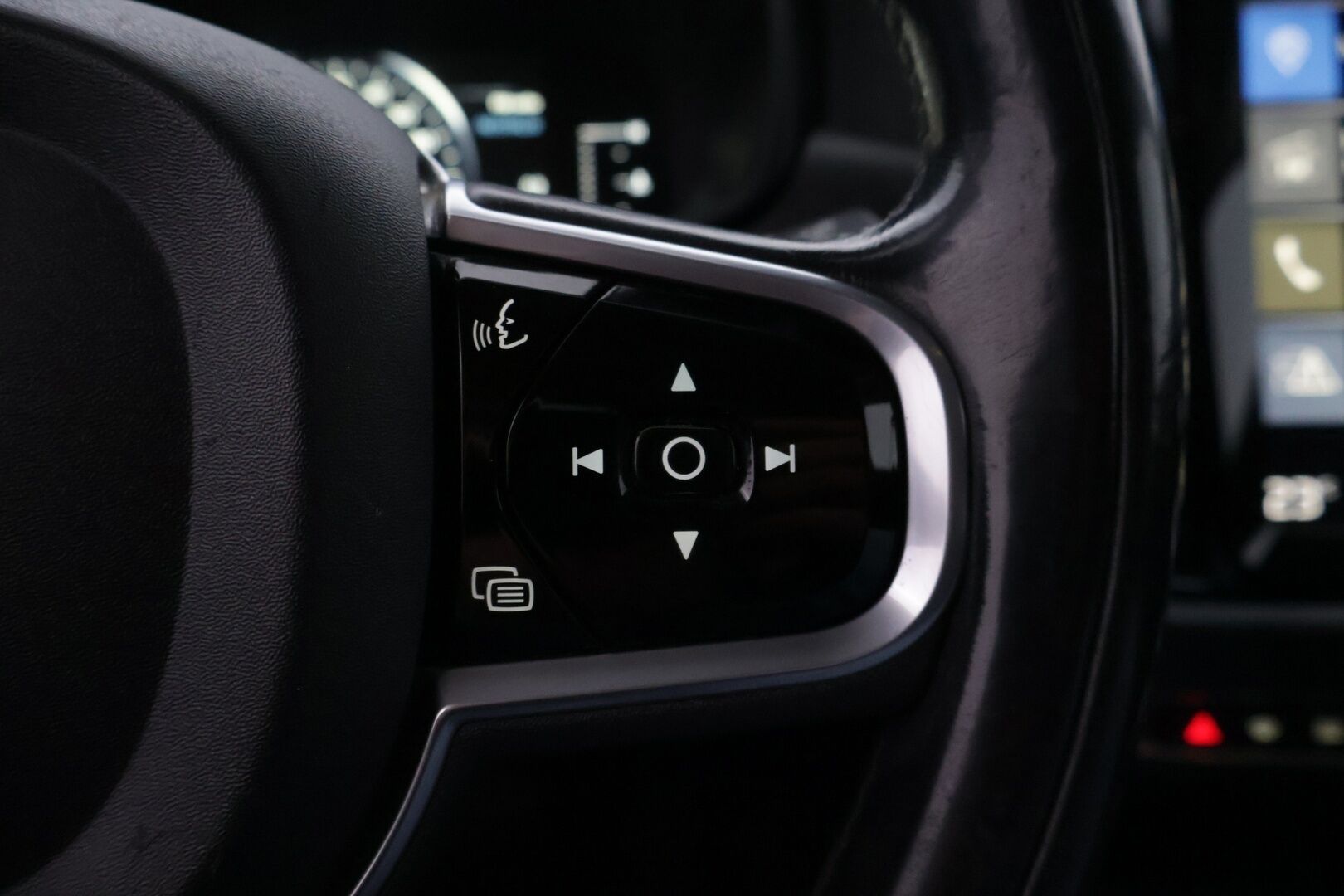 Volvo V90 2017 D3 AWD Momentum aut - ACC | Webasto | Vetokoukku | Ratin lämmitys | 2x renkaat&alumiinivanteet