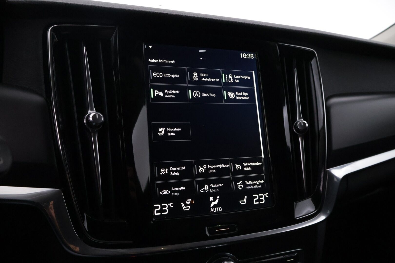 Volvo V90 2017 D3 AWD Momentum aut - ACC | Webasto | Vetokoukku | Ratin lämmitys | 2x renkaat&alumiinivanteet