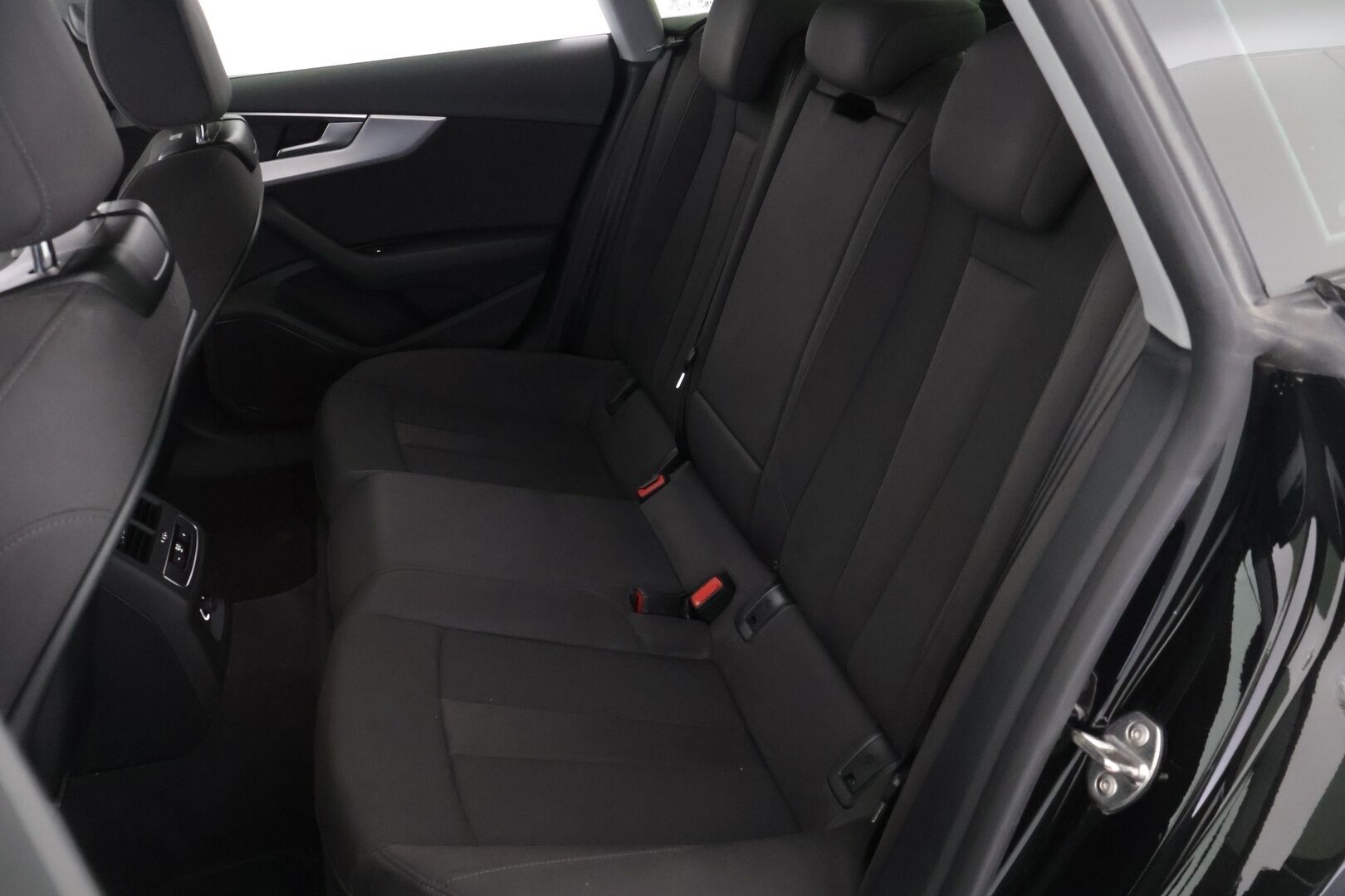 Audi A5 2019 Sportback Business Sport Comfort Edition 40 TDI 140 kW quattro S tronic *Koukku / Webasto / Tutkat / LED / Sähkökontti* - *Suomi-auto / 2x renkaat ja vanteet / Jakohihna vaihdettu 2025* - Osta nyt, maksa vasta ensi vuonna