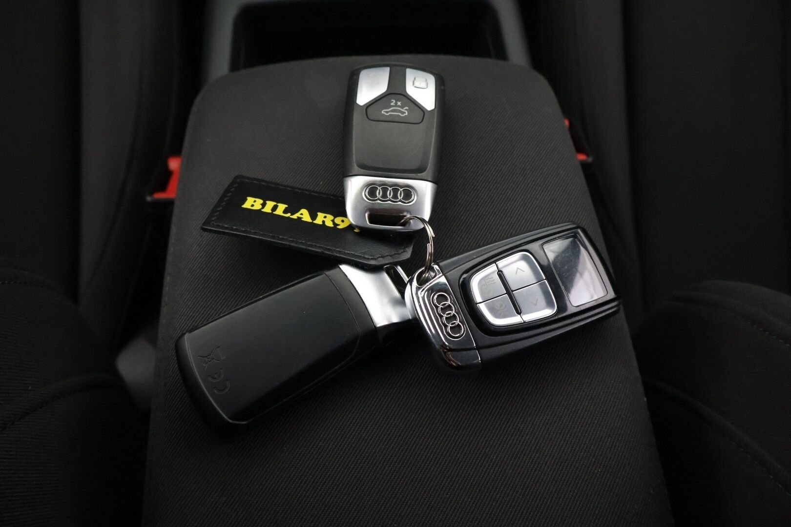 Audi A5 2019 Sportback Business Sport Comfort Edition 40 TDI 140 kW quattro S tronic *Koukku / Webasto / Tutkat / LED / Sähkökontti* - *Suomi-auto / 2x renkaat ja vanteet / Jakohihna vaihdettu 2025* - Osta nyt, maksa vasta ensi vuonna