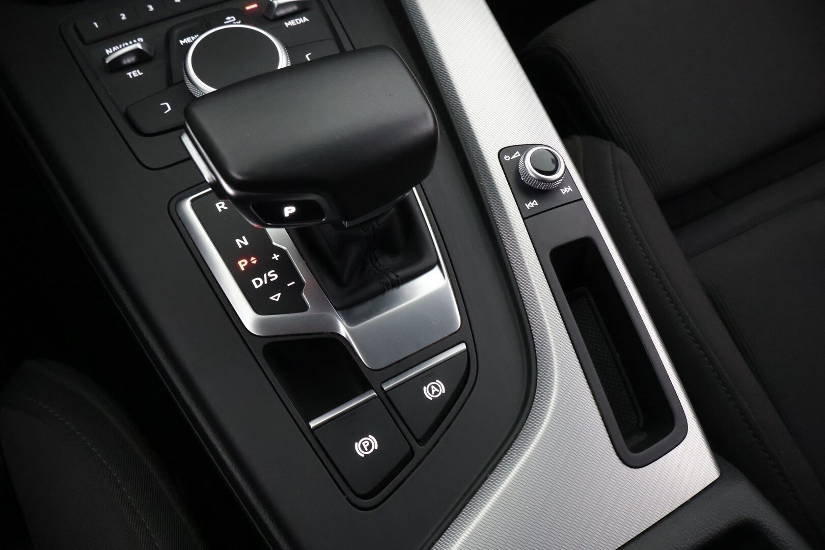 Audi A5 2019 Sportback Business Sport Comfort Edition 40 TDI 140 kW quattro S tronic *Koukku / Webasto / Tutkat / LED / Sähkökontti* - *Suomi-auto / 2x renkaat ja vanteet / Jakohihna vaihdettu 2025* - Osta nyt, maksa vasta ensi vuonna