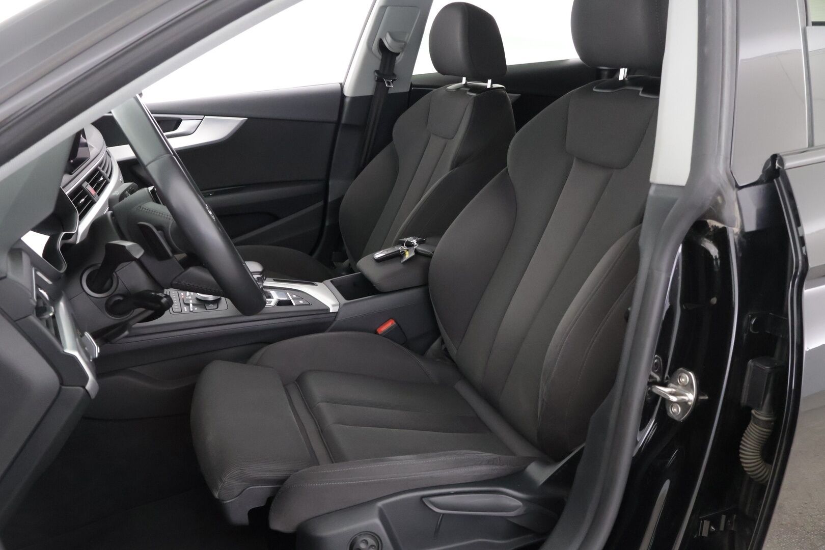 Audi A5 2019 Sportback Business Sport Comfort Edition 40 TDI 140 kW quattro S tronic *Koukku / Webasto / Tutkat / LED / Sähkökontti* - *Suomi-auto / 2x renkaat ja vanteet / Jakohihna vaihdettu 2025* - Osta nyt, maksa vasta ensi vuonna