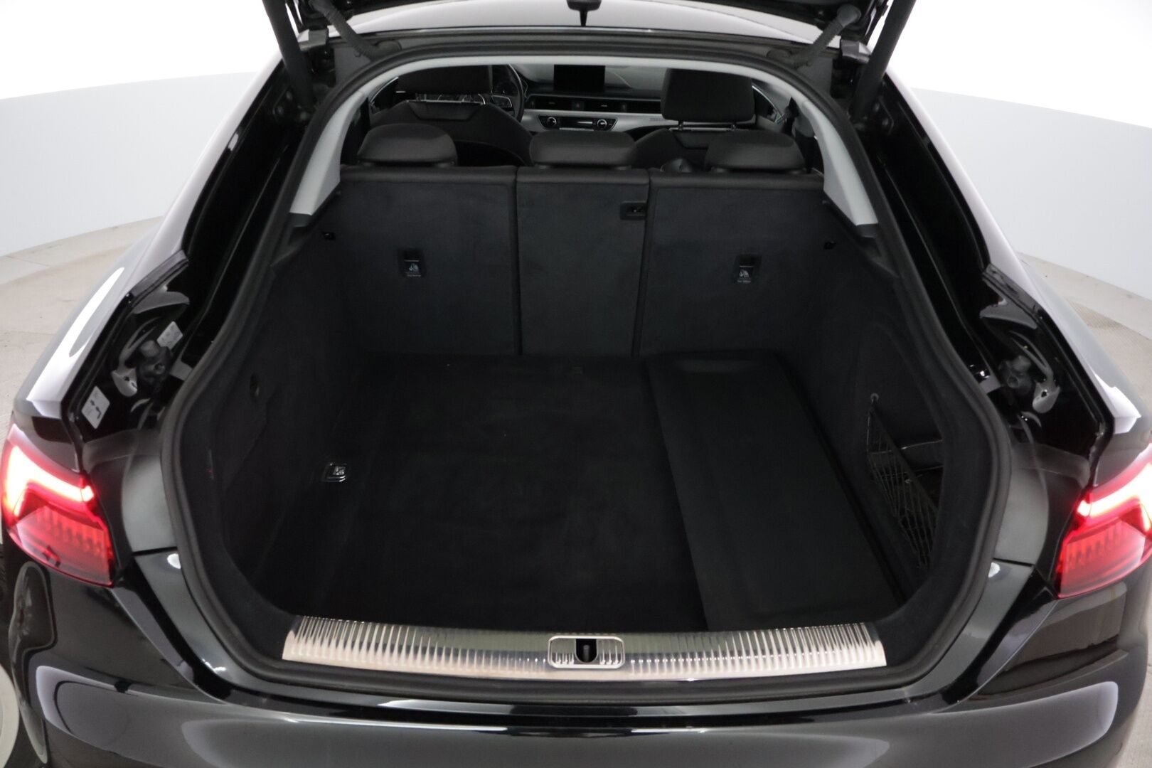 Audi A5 2019 Sportback Business Sport Comfort Edition 40 TDI 140 kW quattro S tronic *Koukku / Webasto / Tutkat / LED / Sähkökontti* - *Suomi-auto / 2x renkaat ja vanteet / Jakohihna vaihdettu 2025* - Osta nyt, maksa vasta ensi vuonna