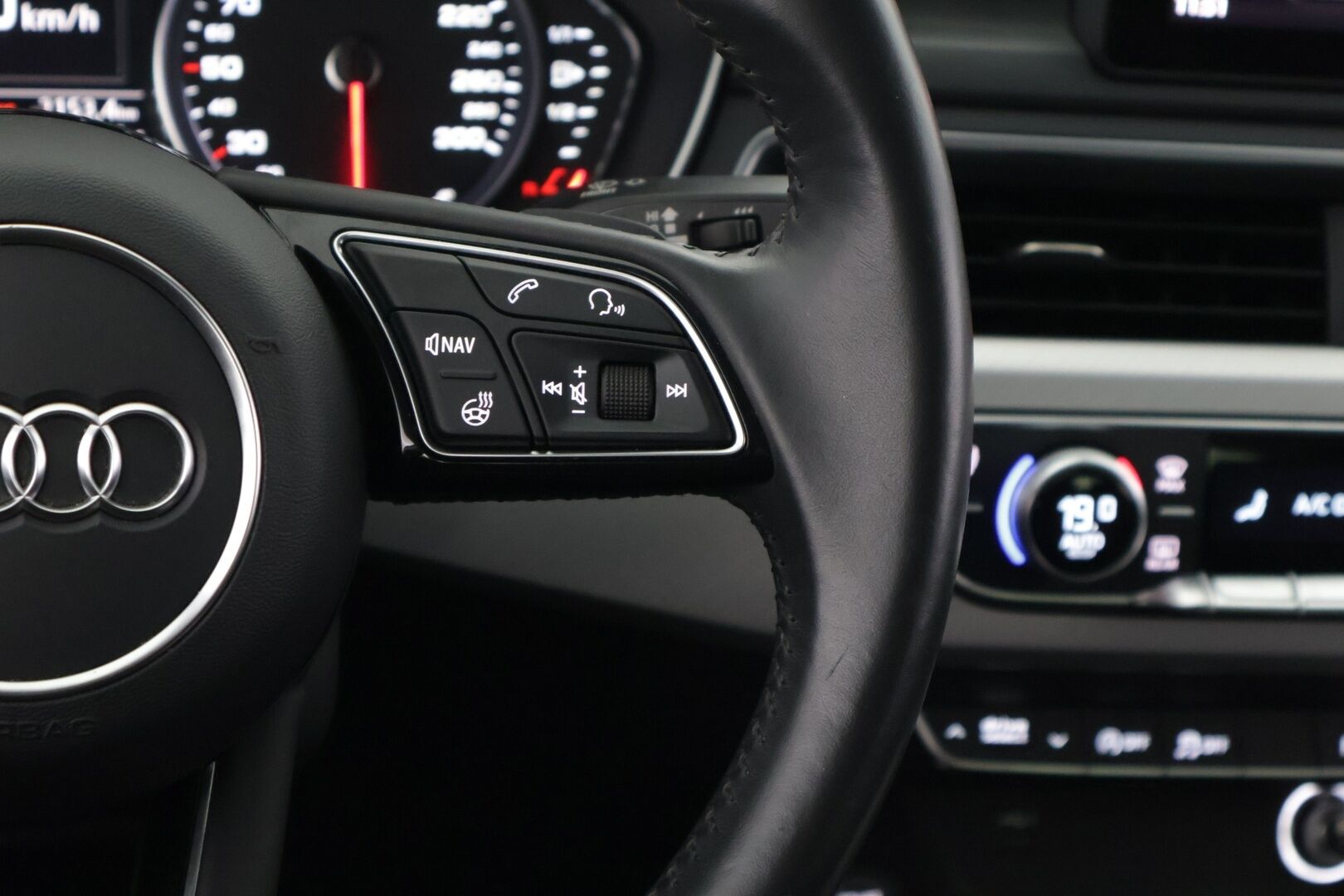 Audi A5 2019 Sportback Business Sport Comfort Edition 40 TDI 140 kW quattro S tronic *Koukku / Webasto / Tutkat / LED / Sähkökontti* - *Suomi-auto / 2x renkaat ja vanteet / Jakohihna vaihdettu 2025*