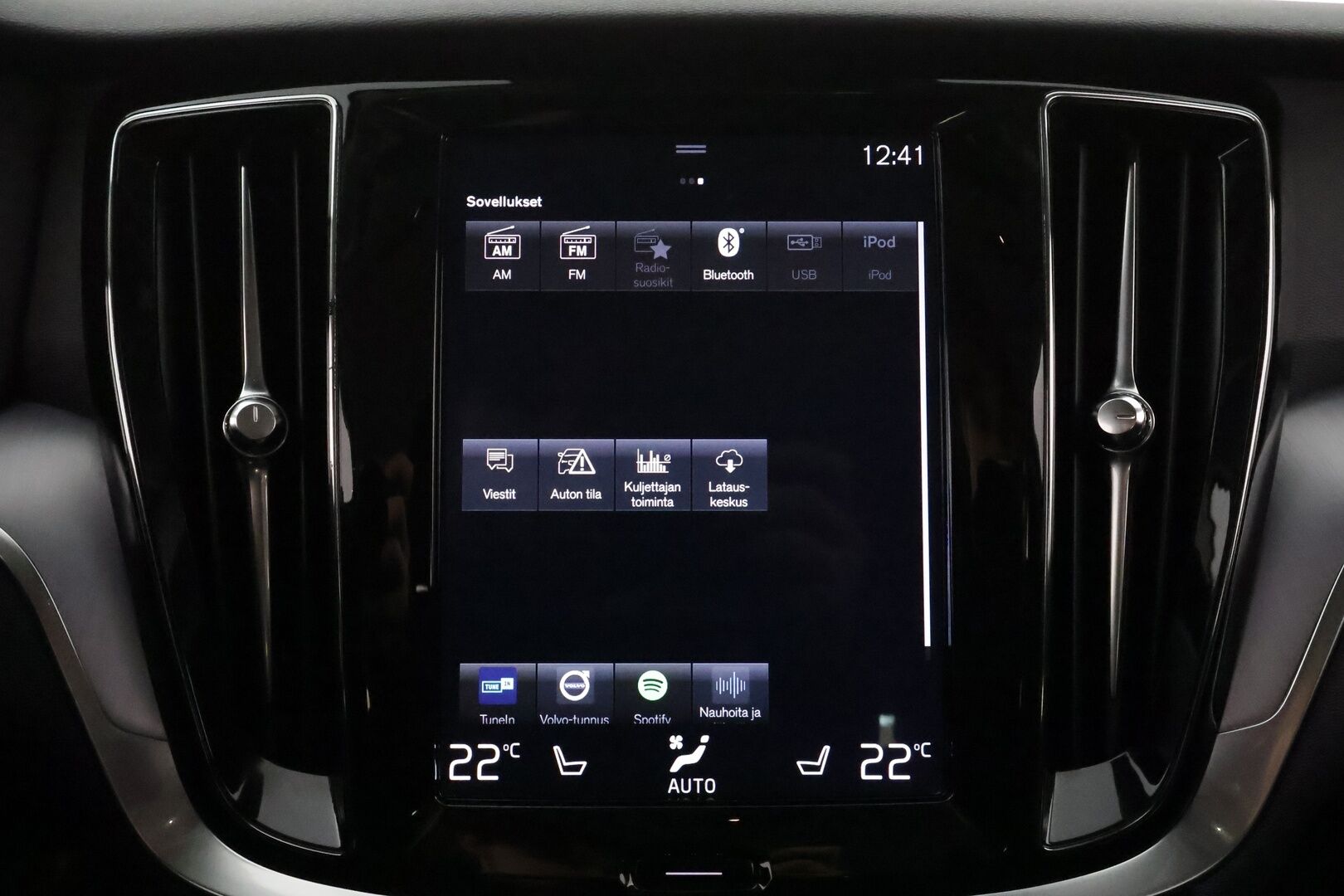 Volvo V60 2019 D3 Business aut **Webasto / P.Tutkat / LED-valot / Navi / Kaistavahti / KeylessGO** - 1-om Suomi-auto / Kahdet Renkaat
