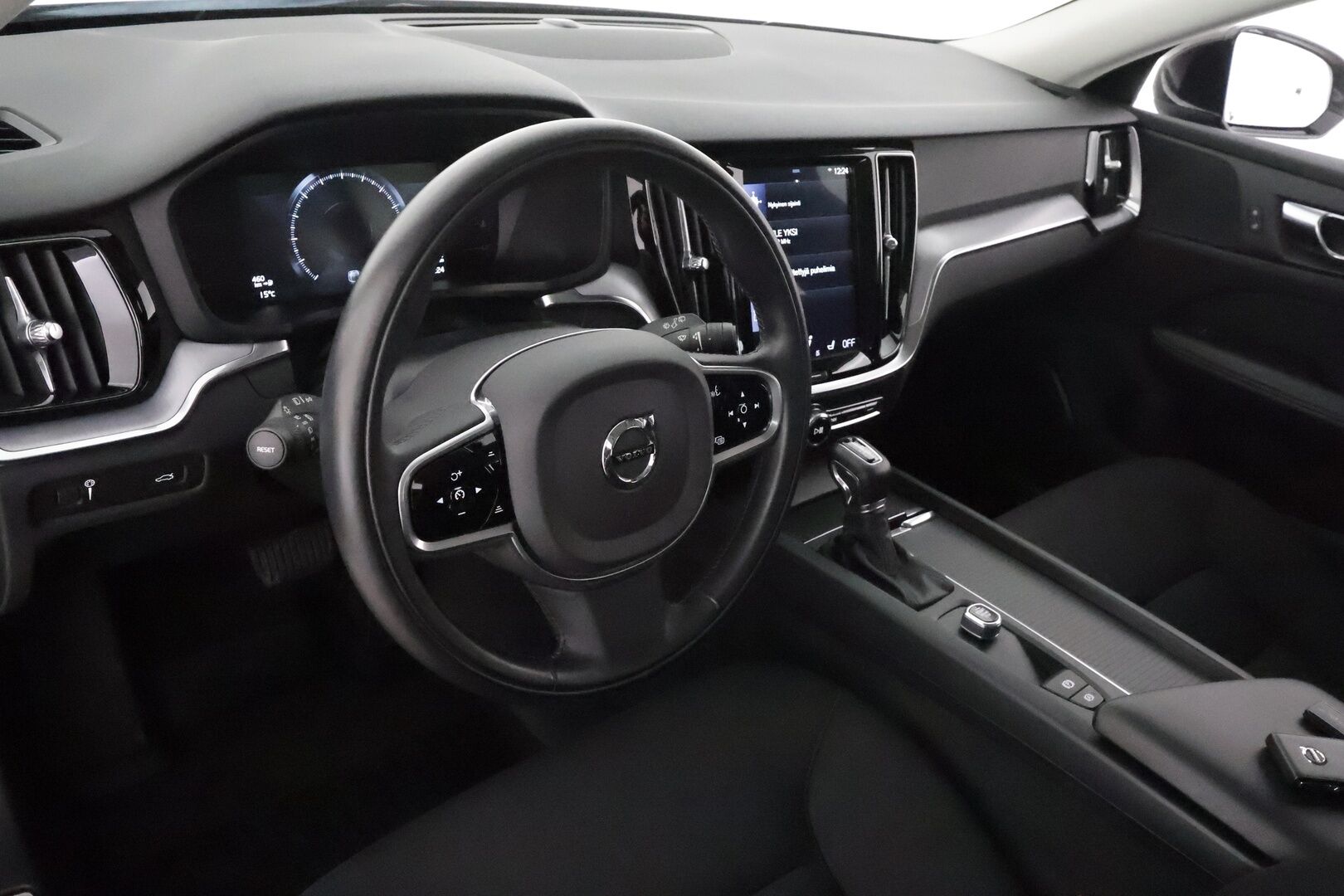 Volvo V60 2019 D3 Business aut **Webasto / P.Tutkat / LED-valot / Navi / Kaistavahti / KeylessGO** - 1-om Suomi-auto / Kahdet Renkaat