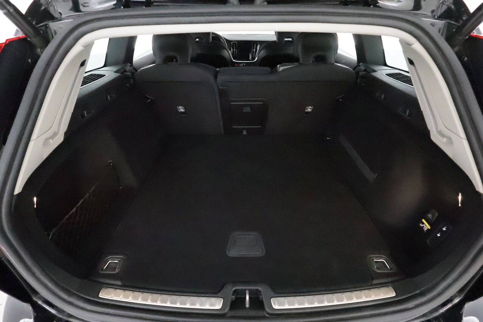 Volvo V60 2019 D3 Business aut **Webasto / P.Tutkat / LED-valot / Navi / Kaistavahti / KeylessGO** - 1-om Suomi-auto / Kahdet Renkaat
