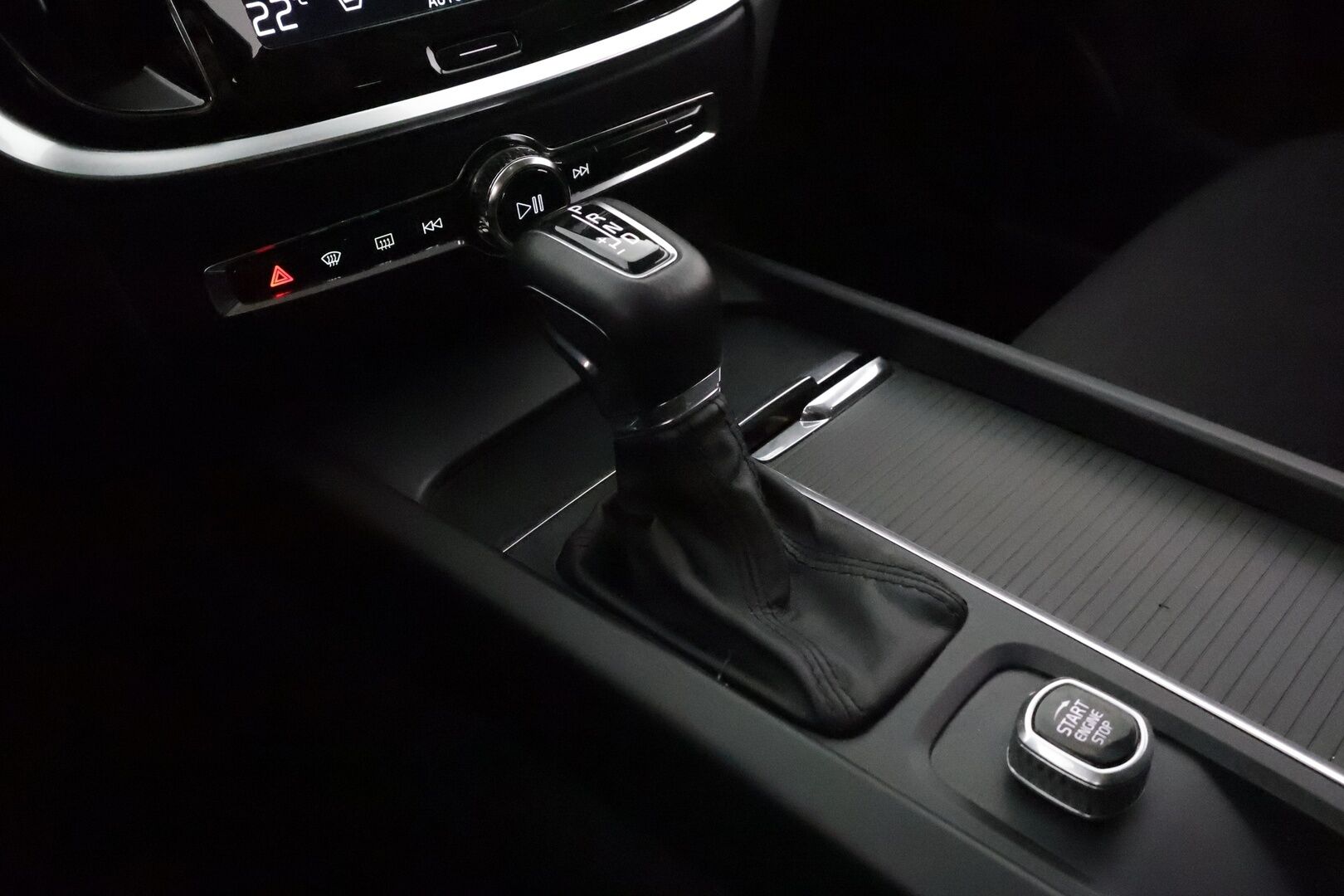 Volvo V60 2019 D3 Business aut **Webasto / P.Tutkat / LED-valot / Navi / Kaistavahti / KeylessGO** - 1-om Suomi-auto / Kahdet Renkaat