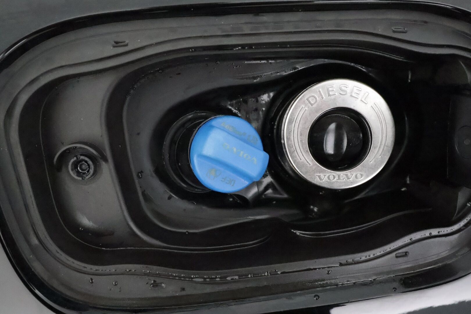 Volvo V60 2019 D3 Business aut **Webasto / P.Tutkat / LED-valot / Navi / Kaistavahti / KeylessGO** - 1-om Suomi-auto / Kahdet Renkaat