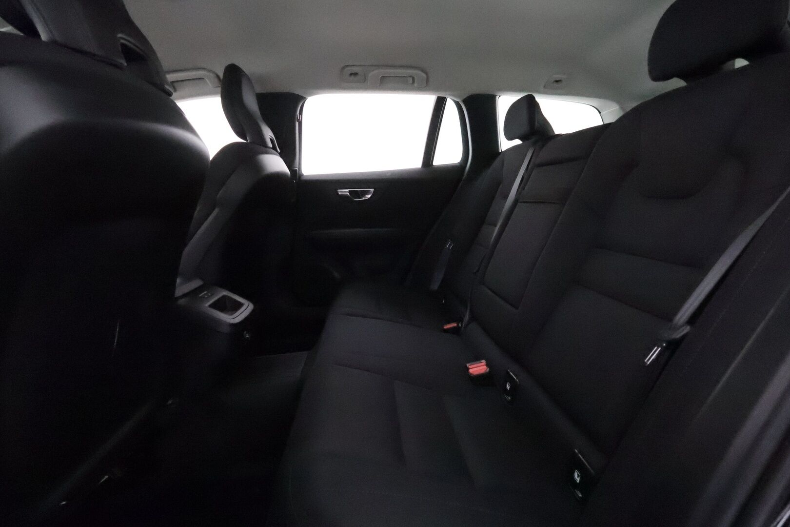 Volvo V60 2019 D3 Business aut **Webasto / P.Tutkat / LED-valot / Navi / Kaistavahti / KeylessGO** - 1-om Suomi-auto / Kahdet Renkaat