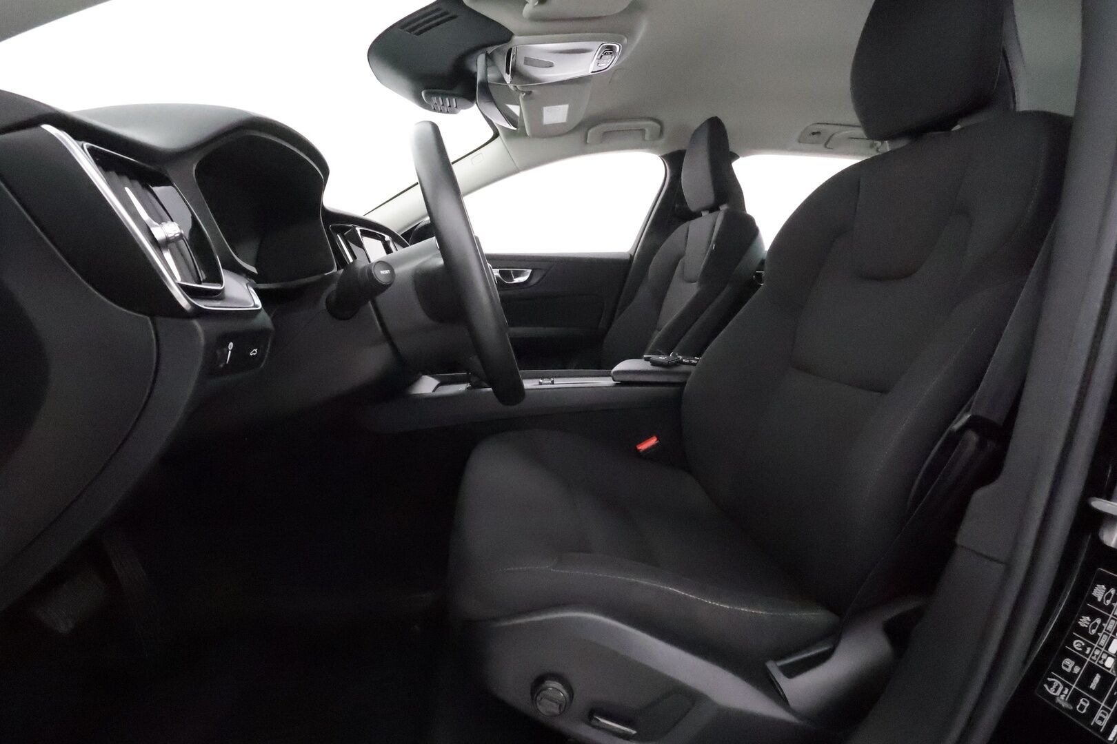 Volvo V60 2019 D3 Business aut **Webasto / P.Tutkat / LED-valot / Navi / Kaistavahti / KeylessGO** - 1-om Suomi-auto / Kahdet Renkaat