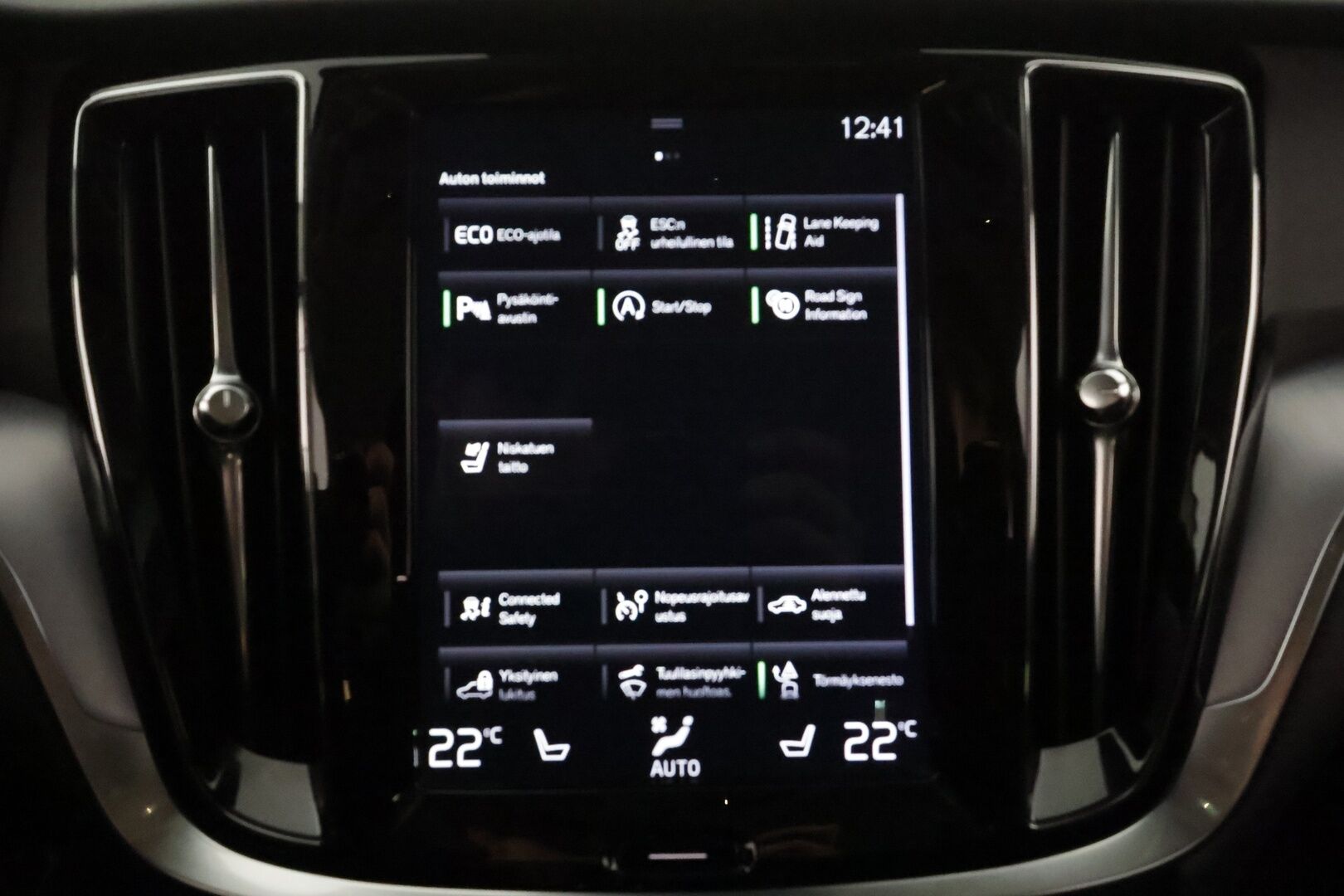 Volvo V60 2019 D3 Business aut **Webasto / P.Tutkat / LED-valot / Navi / Kaistavahti / KeylessGO** - 1-om Suomi-auto / Kahdet Renkaat