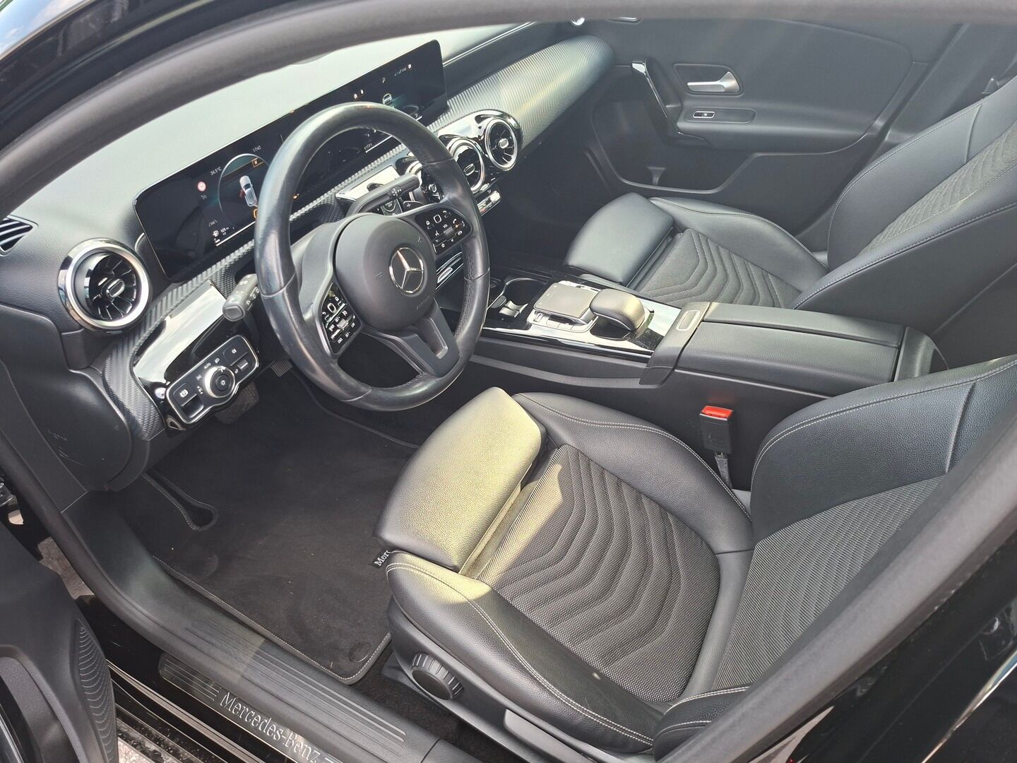 Mercedes-Benz A 2019 180 A Business Style * P-Kamera / Lohko+sisä / Puolinahat / Sporttipenkit / Applecarplay / LED High-Perf.* - * Suomi-auto / Kahdet hyvät renkaat! / Hyvin huollettu *