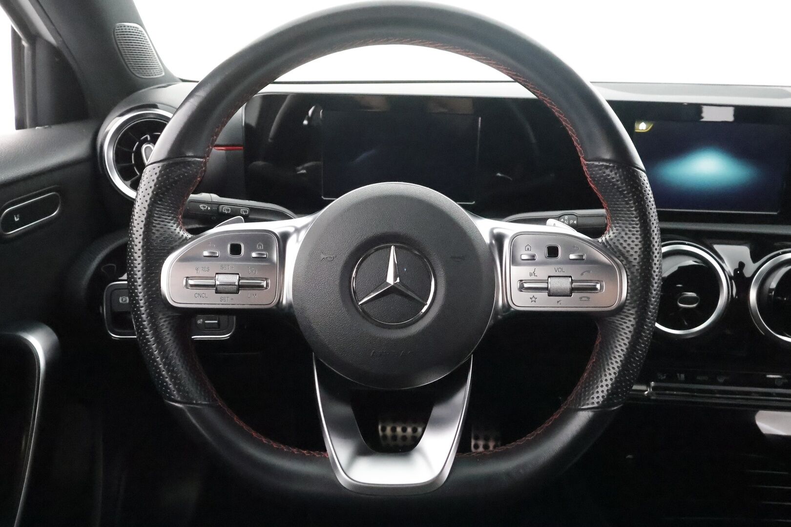 Mercedes-Benz A 2019 180 A Business AMG - | Sporttipenkit | Nahka-alcantara | P.kamera | Navi | LED | Lane Assist | Act. Brake Assist | Dynamic select | Lohko+sisähaara | 2x renkaat aluin | 