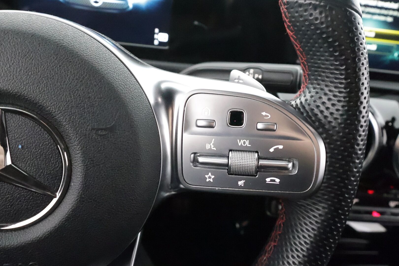 Mercedes-Benz A 2019 180 A Business AMG - | Sporttipenkit | Nahka-alcantara | P.kamera | Navi | LED | Lane Assist | Act. Brake Assist | Dynamic select | Lohko+sisähaara | 2x renkaat aluin | 