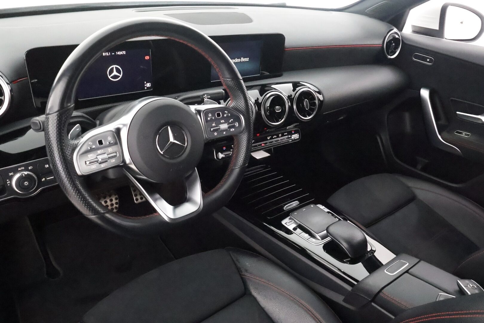 Mercedes-Benz A 2019 180 A Business AMG - | Sporttipenkit | Nahka-alcantara | P.kamera | Navi | LED | Lane Assist | Act. Brake Assist | Dynamic select | Lohko+sisähaara | 2x renkaat aluin | 