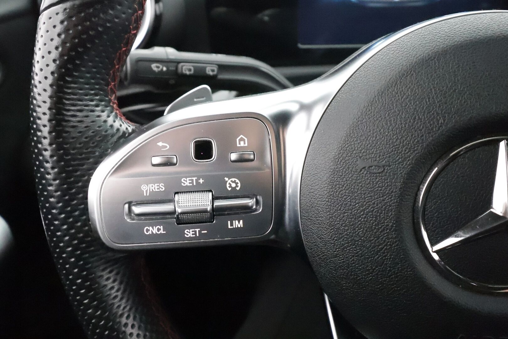 Mercedes-Benz A 2019 180 A Business AMG - | Sporttipenkit | Nahka-alcantara | P.kamera | Navi | LED | Lane Assist | Act. Brake Assist | Dynamic select | Lohko+sisähaara | 2x renkaat aluin | 