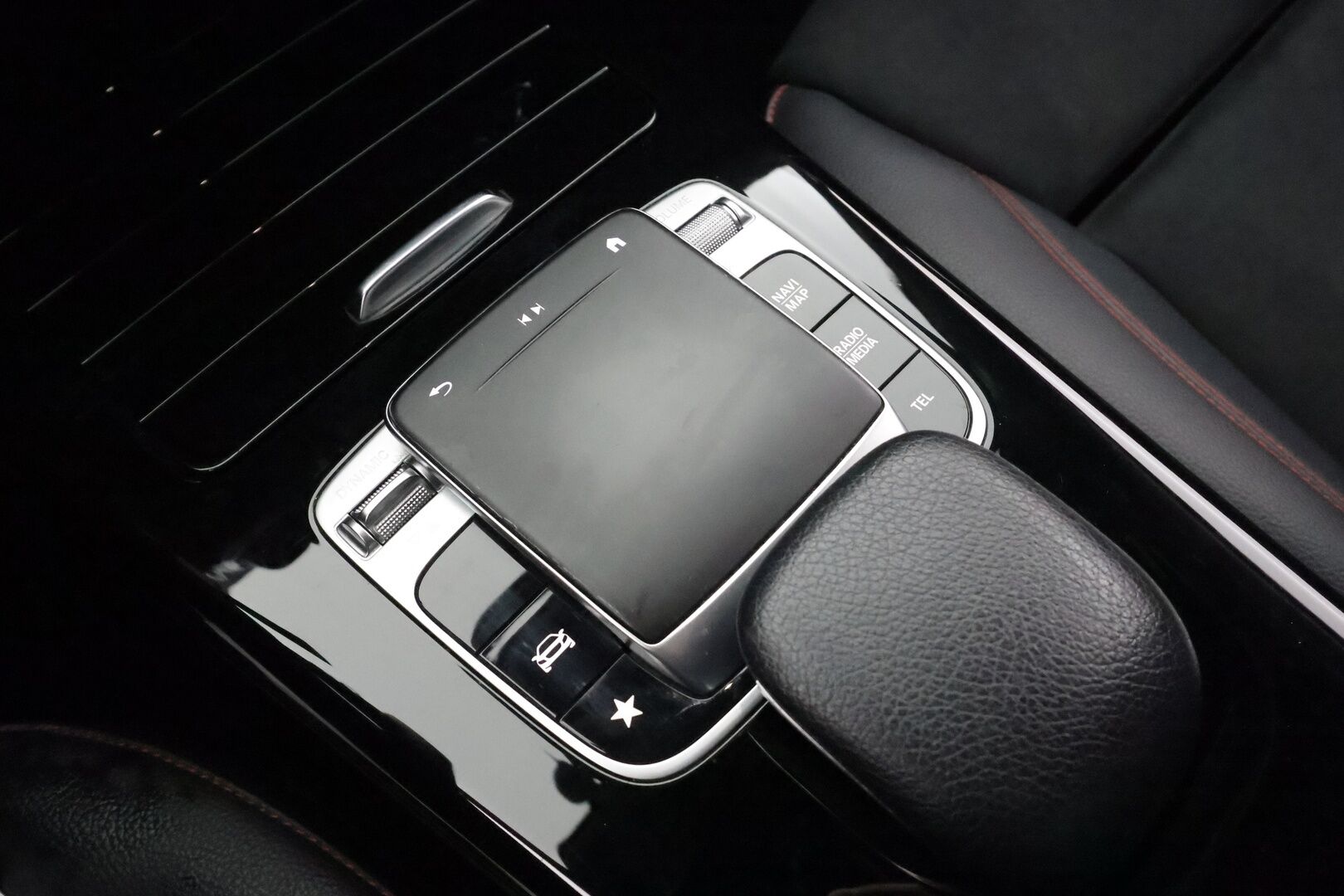 Mercedes-Benz A 2019 180 A Business AMG - | Sporttipenkit | Nahka-alcantara | P.kamera | Navi | LED | Lane Assist | Act. Brake Assist | Dynamic select | Lohko+sisähaara | 2x renkaat aluin | 