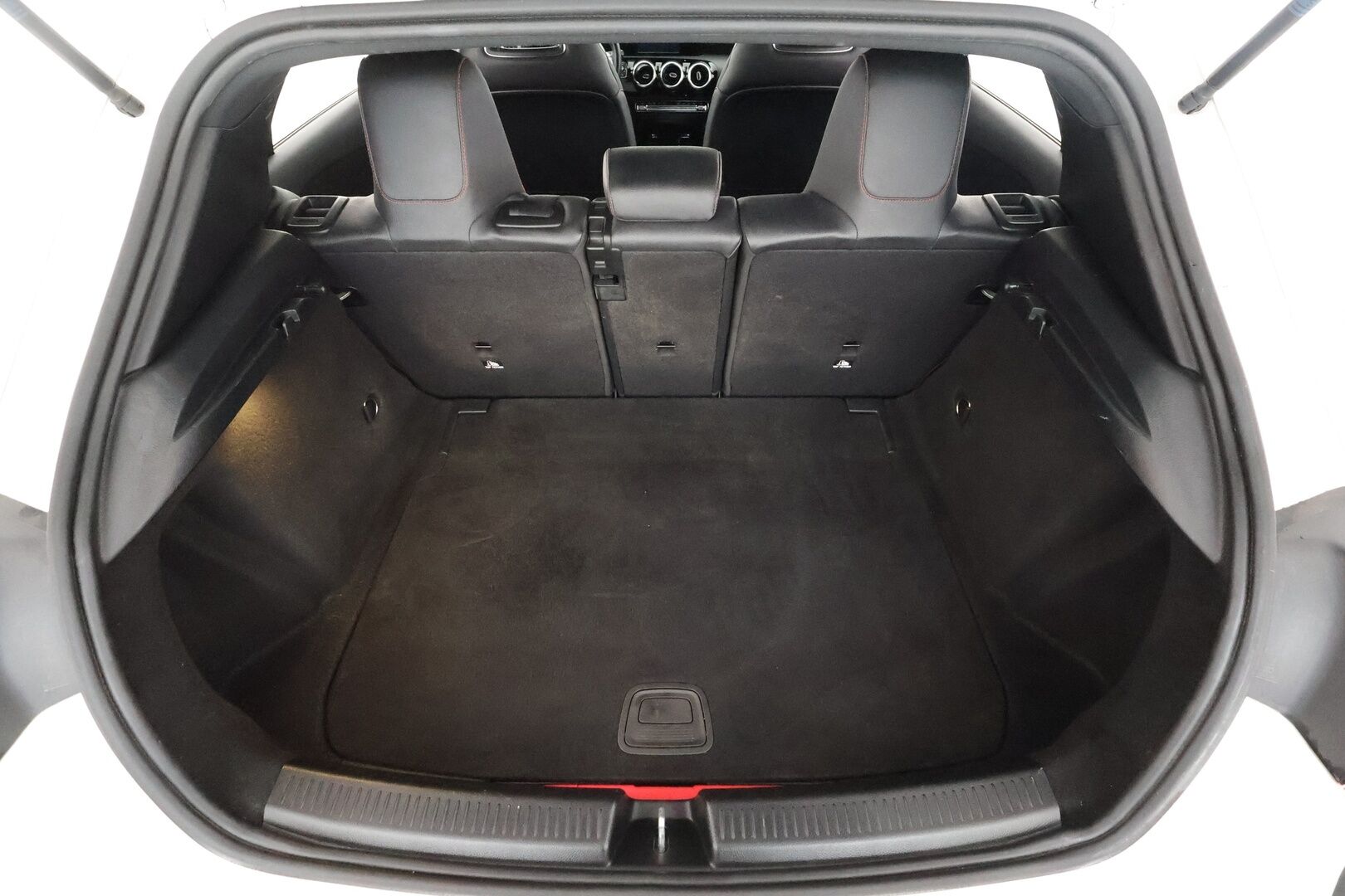 Mercedes-Benz A 2019 180 A Business AMG - | Sporttipenkit | Nahka-alcantara | P.kamera | Navi | LED | Lane Assist | Act. Brake Assist | Dynamic select | Lohko+sisähaara | 2x renkaat aluin | 