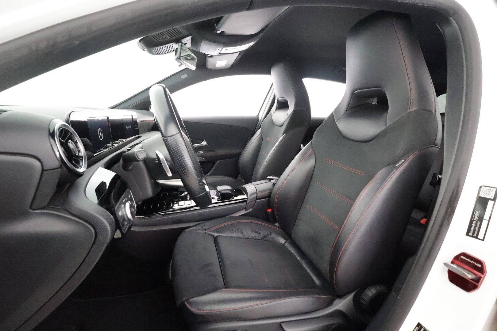 Mercedes-Benz A 2019 180 A Business AMG - | Sporttipenkit | Nahka-alcantara | P.kamera | Navi | LED | Lane Assist | Act. Brake Assist | Dynamic select | Lohko+sisähaara | 2x renkaat aluin | 
