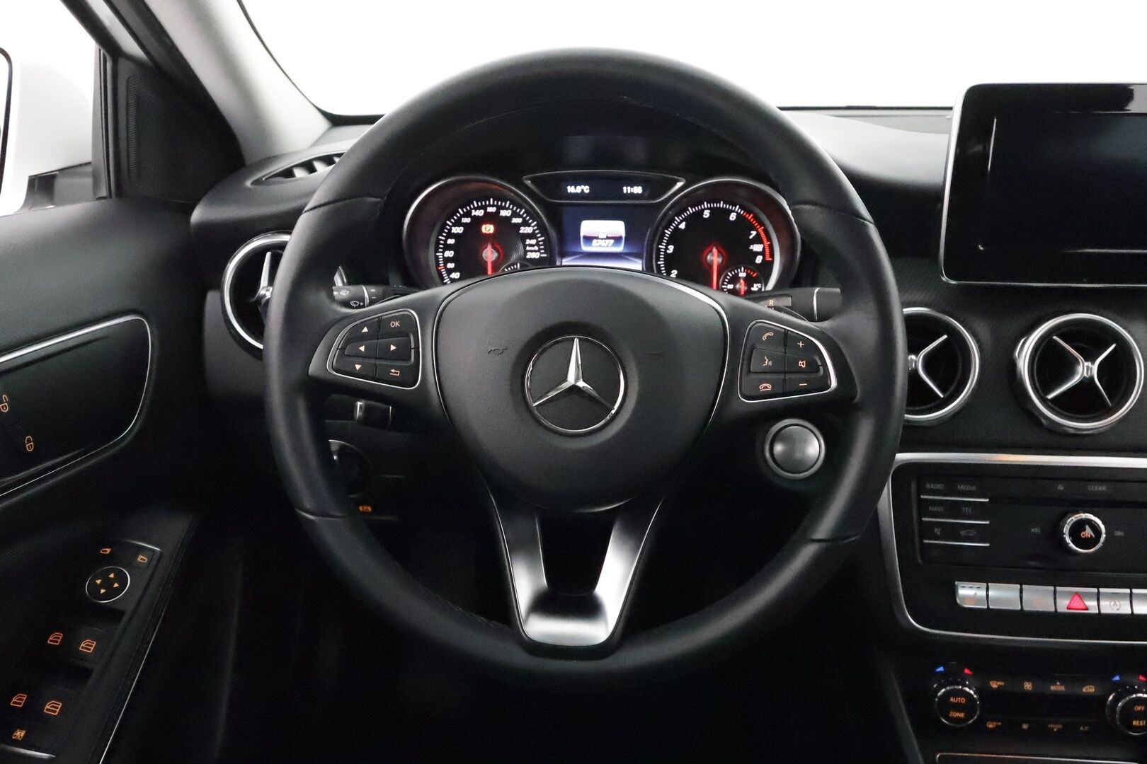 Mercedes-Benz GLA 2019 180 A Premium Business **1.Om Suomi-auto / Webasto / LED-High Performance / P. Kamera / Sporttipenkit / 2x Renkaat**