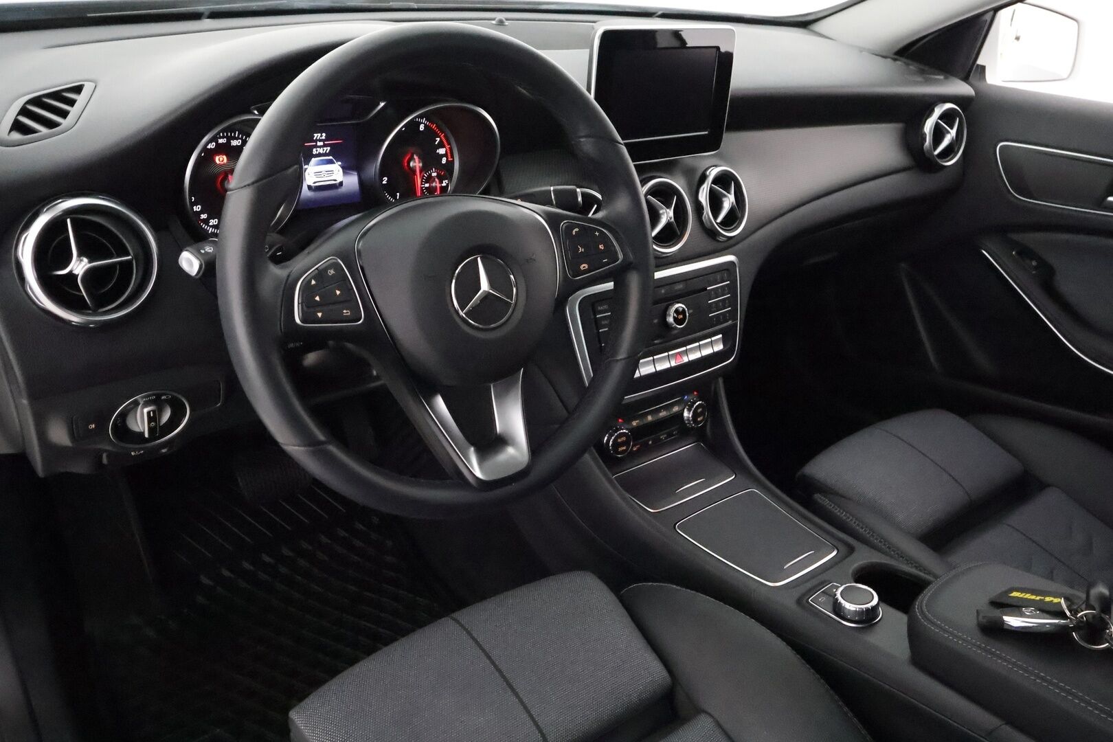 Mercedes-Benz GLA 2019 180 A Premium Business **1.Om Suomi-auto / Webasto / LED-High Performance / P. Kamera / Sporttipenkit / 2x Renkaat**