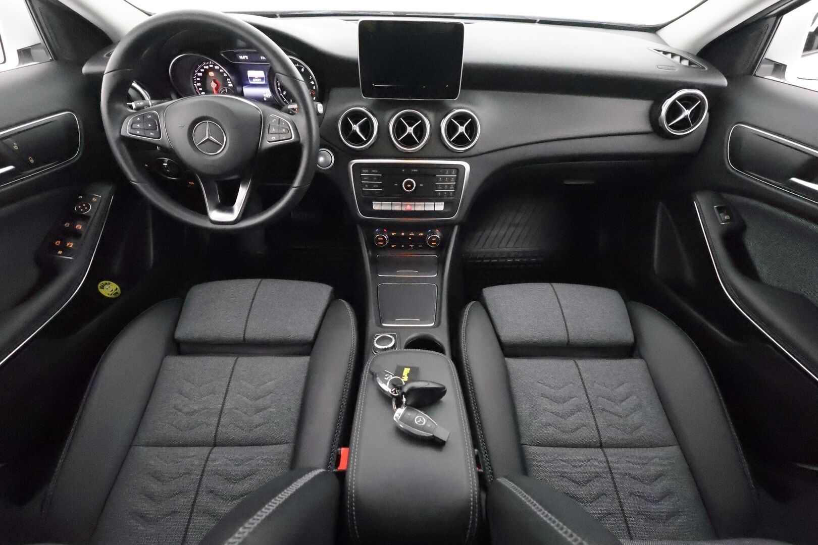 Mercedes-Benz GLA 2019 180 A Premium Business **1.Om Suomi-auto / Webasto / LED-High Performance / P. Kamera / Sporttipenkit / 2x Renkaat**