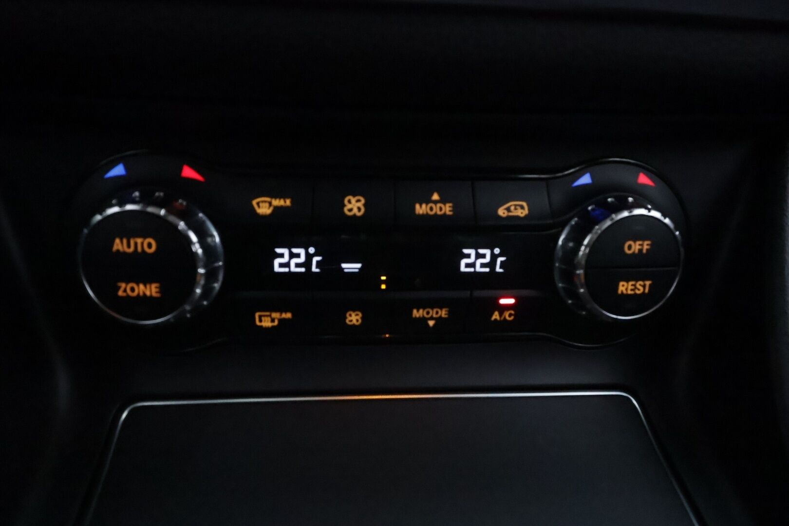 Mercedes-Benz GLA 2019 180 A Premium Business **1.Om Suomi-auto / Webasto / LED-High Performance / P. Kamera / Sporttipenkit / 2x Renkaat**