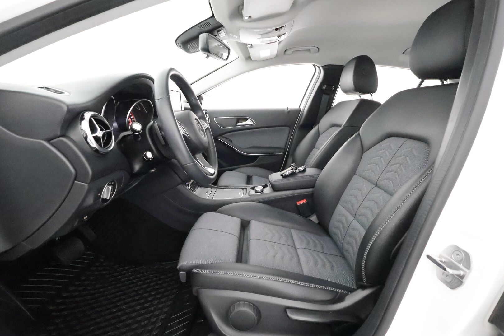Mercedes-Benz GLA 2019 180 A Premium Business **1.Om Suomi-auto / Webasto / LED-High Performance / P. Kamera / Sporttipenkit / 2x Renkaat**