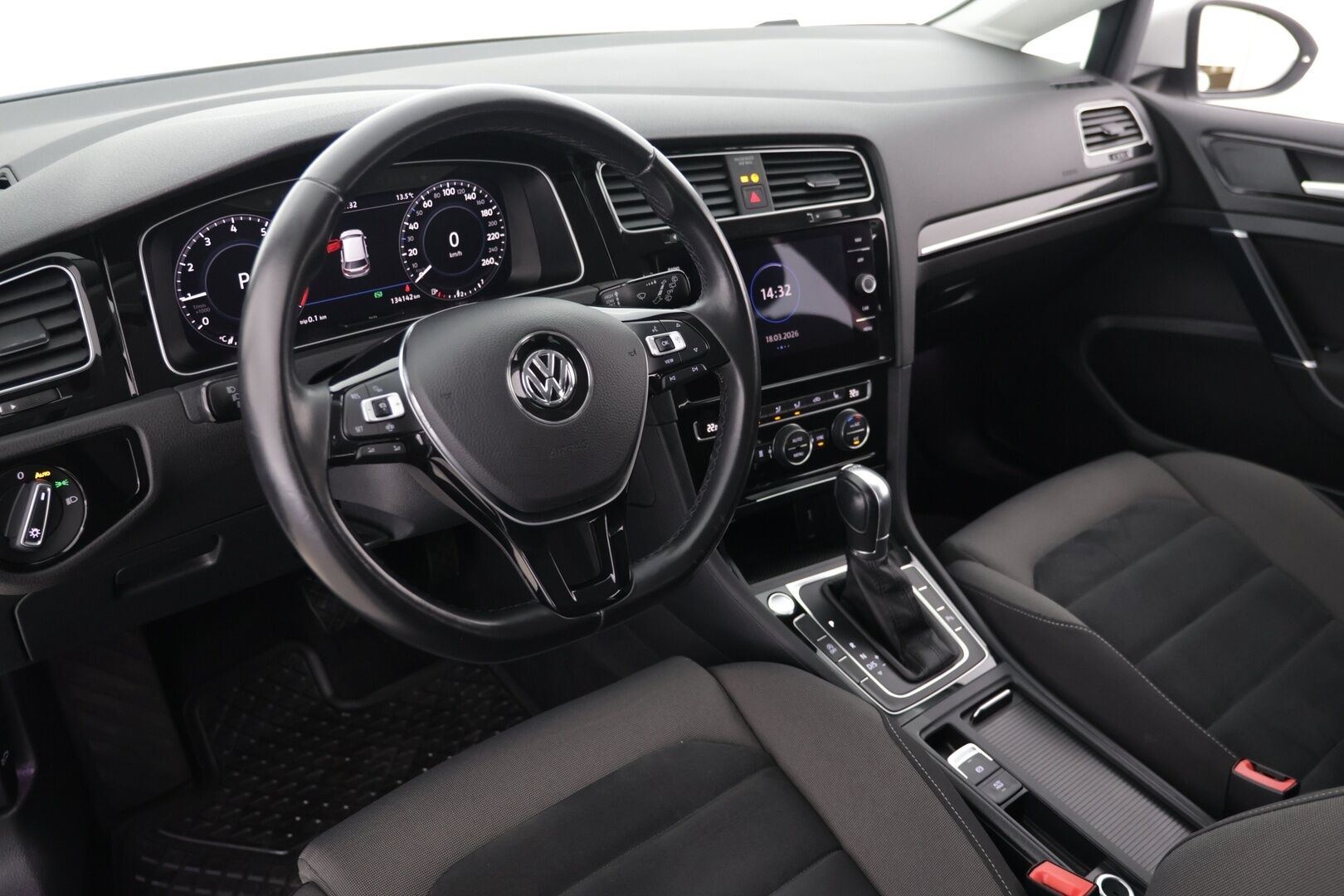Volkswagen Golf 2019 Highline Limited 1,0 TSI 85 kW (115 hv) DSG-automaatti / Webasto / Adapt. Vakkari / P-kamera / KeylessGo / Apple&Android - 2-om. Suomi-auto / 2x aluvanteet / Huippurenkaat!