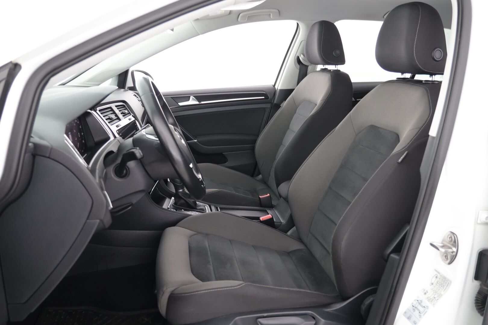 Volkswagen Golf 2019 Highline Limited 1,0 TSI 85 kW (115 hv) DSG-automaatti / Webasto / Adapt. Vakkari / P-kamera / KeylessGo / Apple&Android - 2-om. Suomi-auto / 2x aluvanteet / Huippurenkaat!