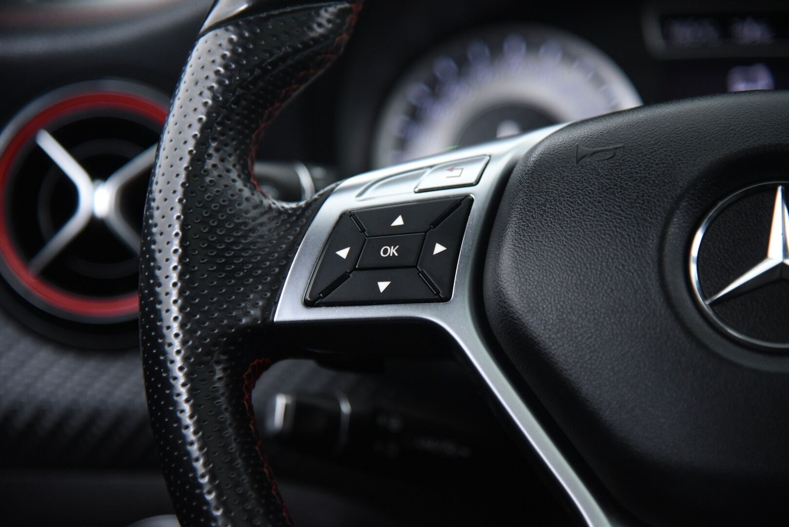 Mercedes-Benz A 2013 250 Sport A Premium Business AMG / Panorama / Harman/Kardon / Nahat / Comand / Bi-Xenon / Vakkari / - Jakoketju vaihdettu! / Punaiset vyöt / Night package /