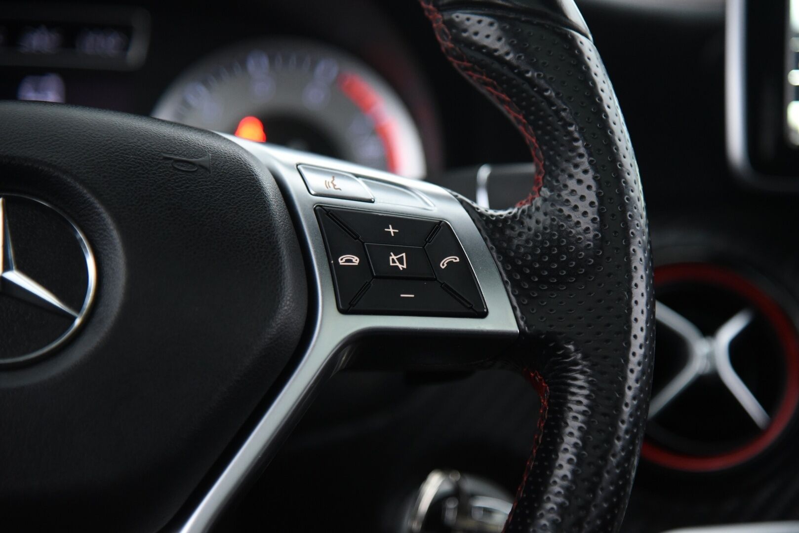 Mercedes-Benz A 2013 250 Sport A Premium Business AMG / Panorama / Harman/Kardon / Nahat / Comand / Bi-Xenon / Vakkari / - Jakoketju vaihdettu! / Punaiset vyöt / Night package /