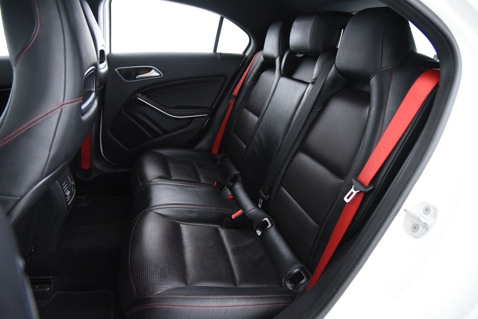 Mercedes-Benz A 2013 250 Sport A Premium Business AMG / Panorama / Harman/Kardon / Nahat / Comand / Bi-Xenon / Vakkari / - Jakoketju vaihdettu! / Punaiset vyöt / Night package /