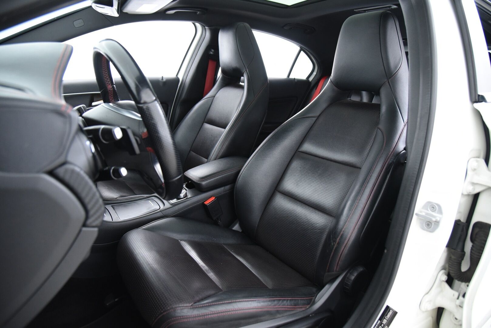 Mercedes-Benz A 2013 250 Sport A Premium Business AMG / Panorama / Harman/Kardon / Nahat / Comand / Bi-Xenon / Vakkari / - Jakoketju vaihdettu! / Punaiset vyöt / Night package /