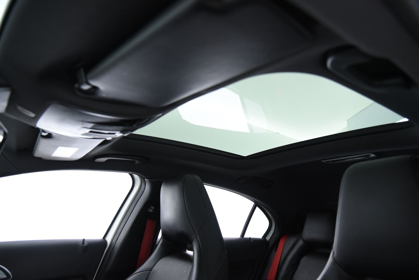 Mercedes-Benz A 2013 250 Sport A Premium Business AMG / Panorama / Harman/Kardon / Nahat / Comand / Bi-Xenon / Vakkari / - Jakoketju vaihdettu! / Punaiset vyöt / Night package /