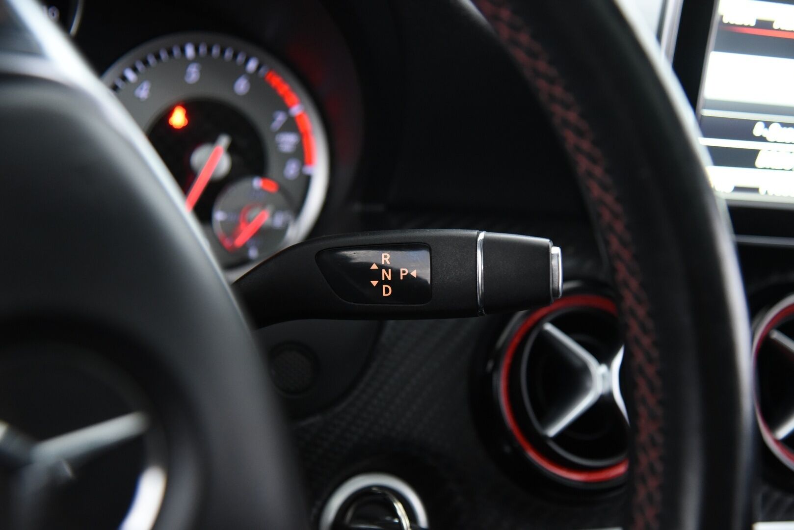 Mercedes-Benz A 2013 250 Sport A Premium Business AMG / Panorama / Harman/Kardon / Nahat / Comand / Bi-Xenon / Vakkari / - Jakoketju vaihdettu! / Punaiset vyöt / Night package /