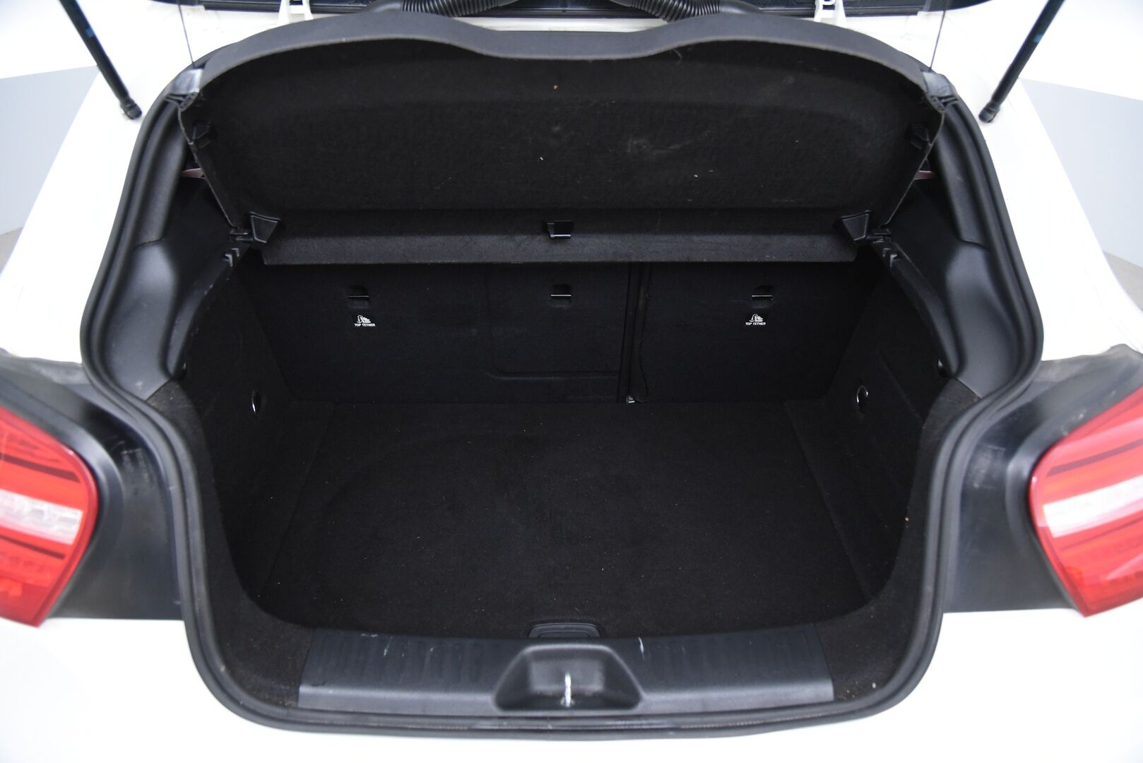 Mercedes-Benz A 2013 250 Sport A Premium Business AMG / Panorama / Harman/Kardon / Nahat / Comand / Bi-Xenon / Vakkari / - Jakoketju vaihdettu! / Punaiset vyöt / Night package /