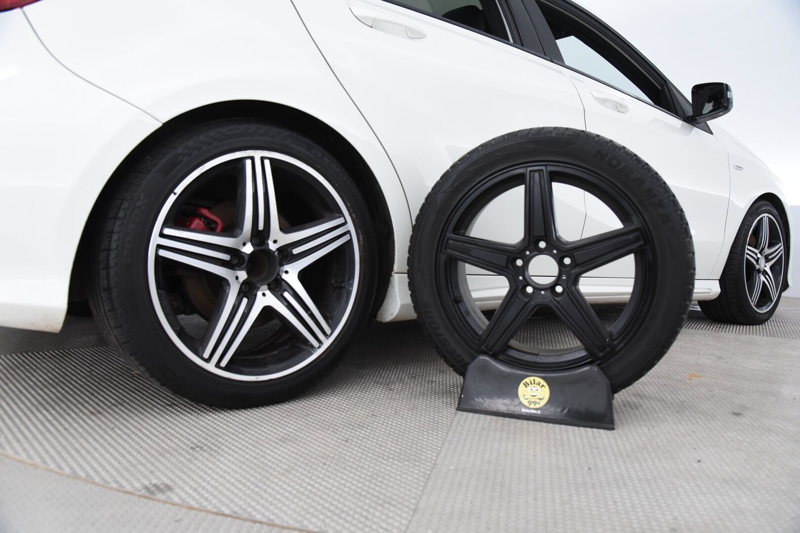 Mercedes-Benz A 2013 250 Sport A Premium Business AMG / Panorama / Harman/Kardon / Nahat / Comand / Bi-Xenon / Vakkari / - Jakoketju vaihdettu! / Punaiset vyöt / Night package /