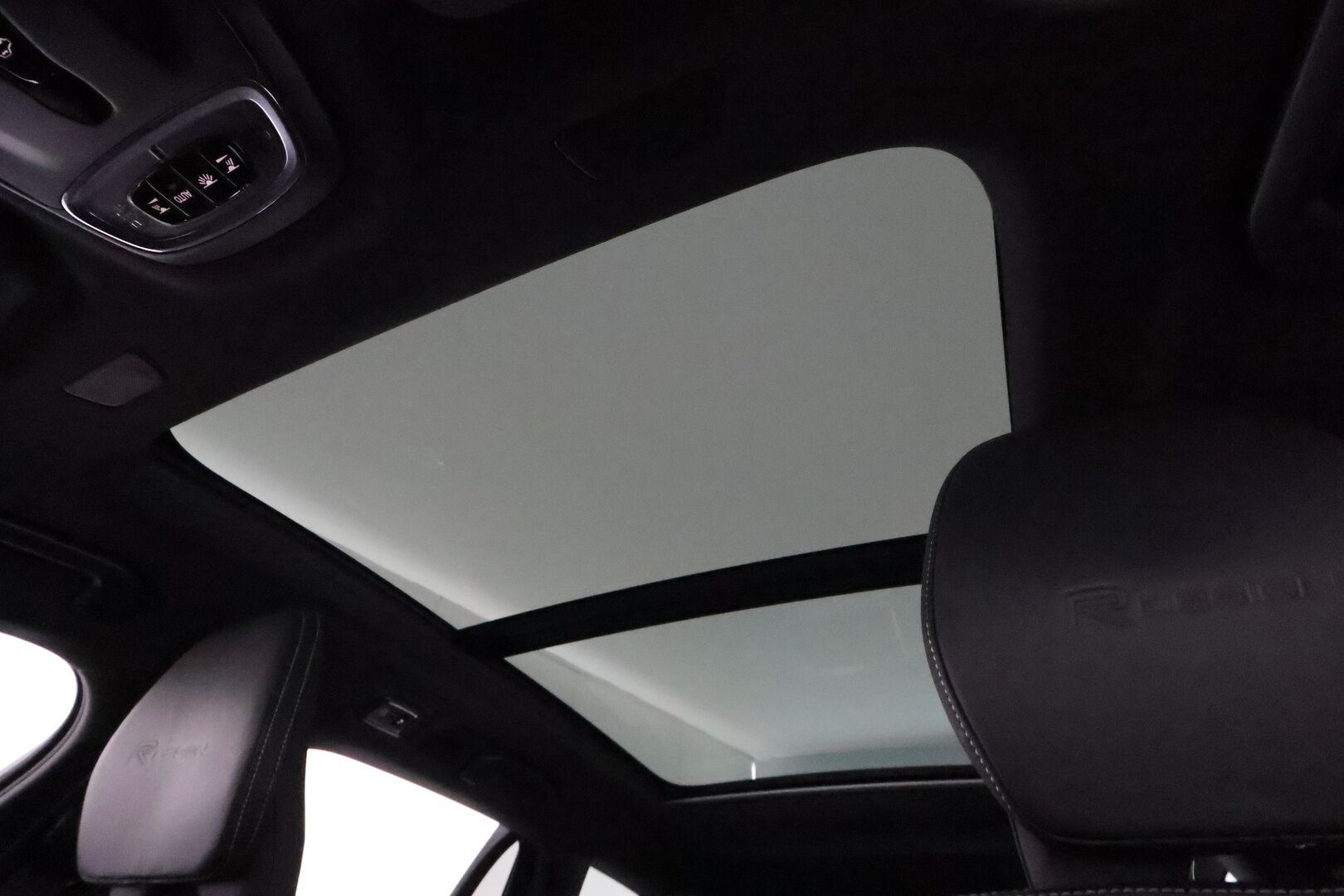 Volvo V60 2019 T8 AWD R-Design aut **Adapt.vakkari / H&K / 360° / Muistipenkit / Koukku / Webasto / Full LED / Panorama / HUD** - Suomi-auto / Merkkihuollettu / Kahdet renkaat aluvanteilla / Penkinlämmittimet takana / Ratinlämmitin / Sportti puolinahat / BLIS