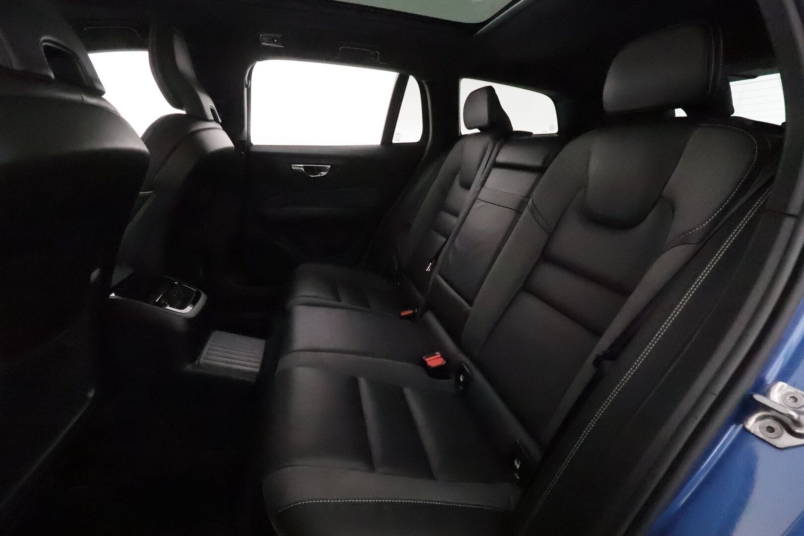 Volvo V60 2019 T8 AWD R-Design aut **Adapt.vakkari / H&K / 360° / Muistipenkit / Koukku / Webasto / Full LED / Panorama / HUD** - Suomi-auto / Merkkihuollettu / Kahdet renkaat aluvanteilla / Penkinlämmittimet takana / Ratinlämmitin / Sportti puolinahat / BLIS