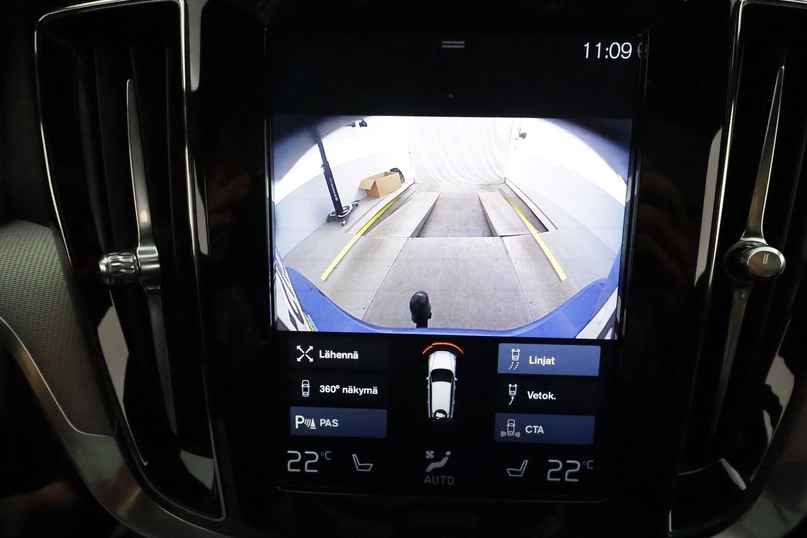 Volvo V60 2019 T8 AWD R-Design aut **Adapt.vakkari / H&K / 360° / Muistipenkit / Koukku / Webasto / Full LED / Panorama / HUD** - Suomi-auto / Merkkihuollettu / Kahdet renkaat aluvanteilla / Penkinlämmittimet takana / Ratinlämmitin / Sportti puolinahat / BLIS