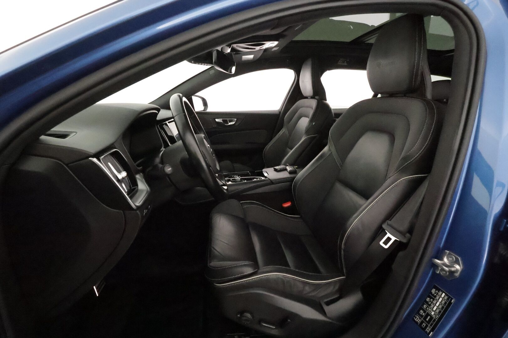Volvo V60 2019 T8 AWD R-Design aut **Adapt.vakkari / H&K / 360° / Muistipenkit / Koukku / Webasto / Full LED / Panorama / HUD** - Suomi-auto / Merkkihuollettu / Kahdet renkaat aluvanteilla / Penkinlämmittimet takana / Ratinlämmitin / Sportti puolinahat / BLIS