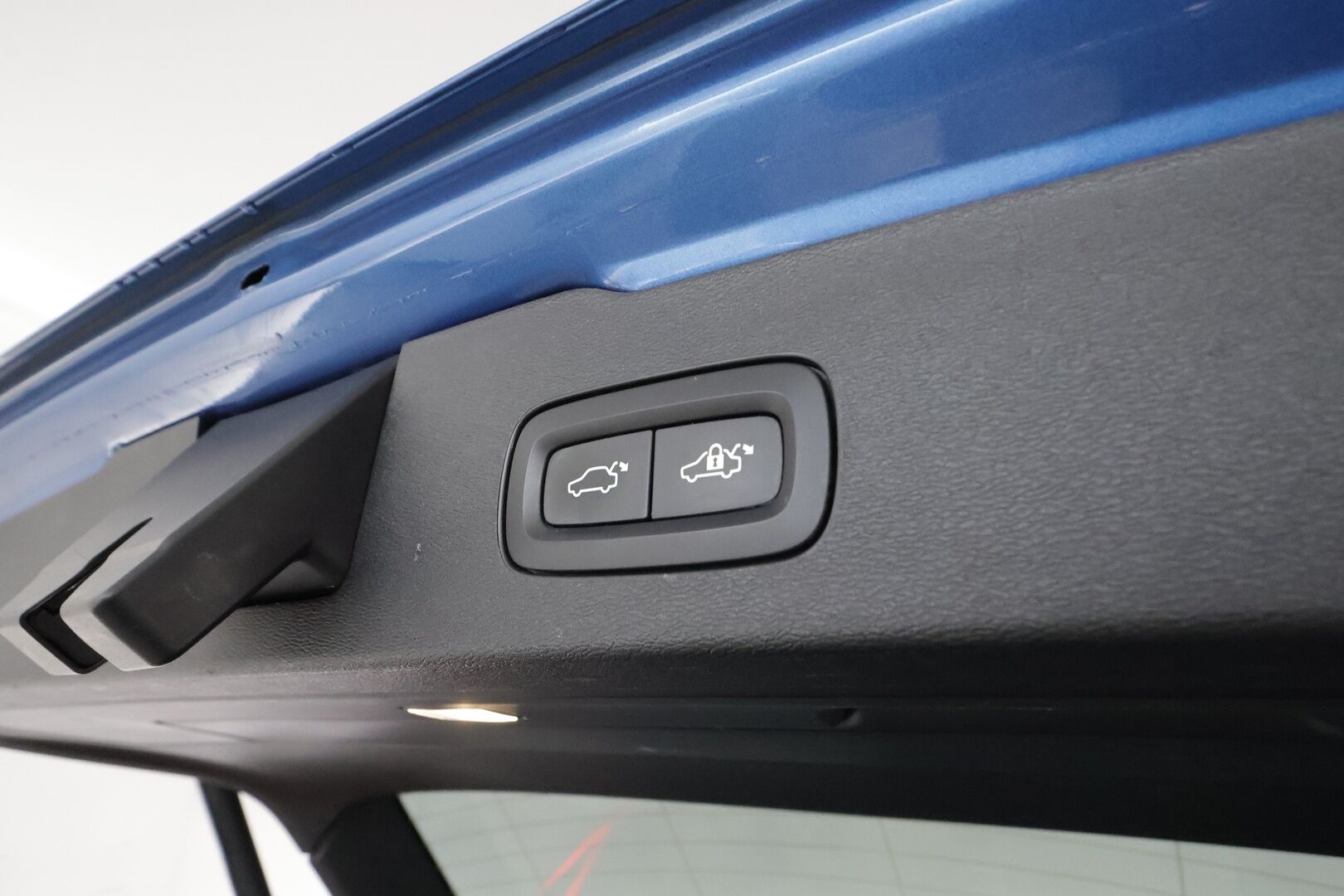 Volvo V60 2019 T8 AWD R-Design aut **Adapt.vakkari / H&K / 360° / Muistipenkit / Koukku / Webasto / Full LED / Panorama / HUD** - Suomi-auto / Merkkihuollettu / Kahdet renkaat aluvanteilla / Penkinlämmittimet takana / Ratinlämmitin / Sportti puolinahat / BLIS