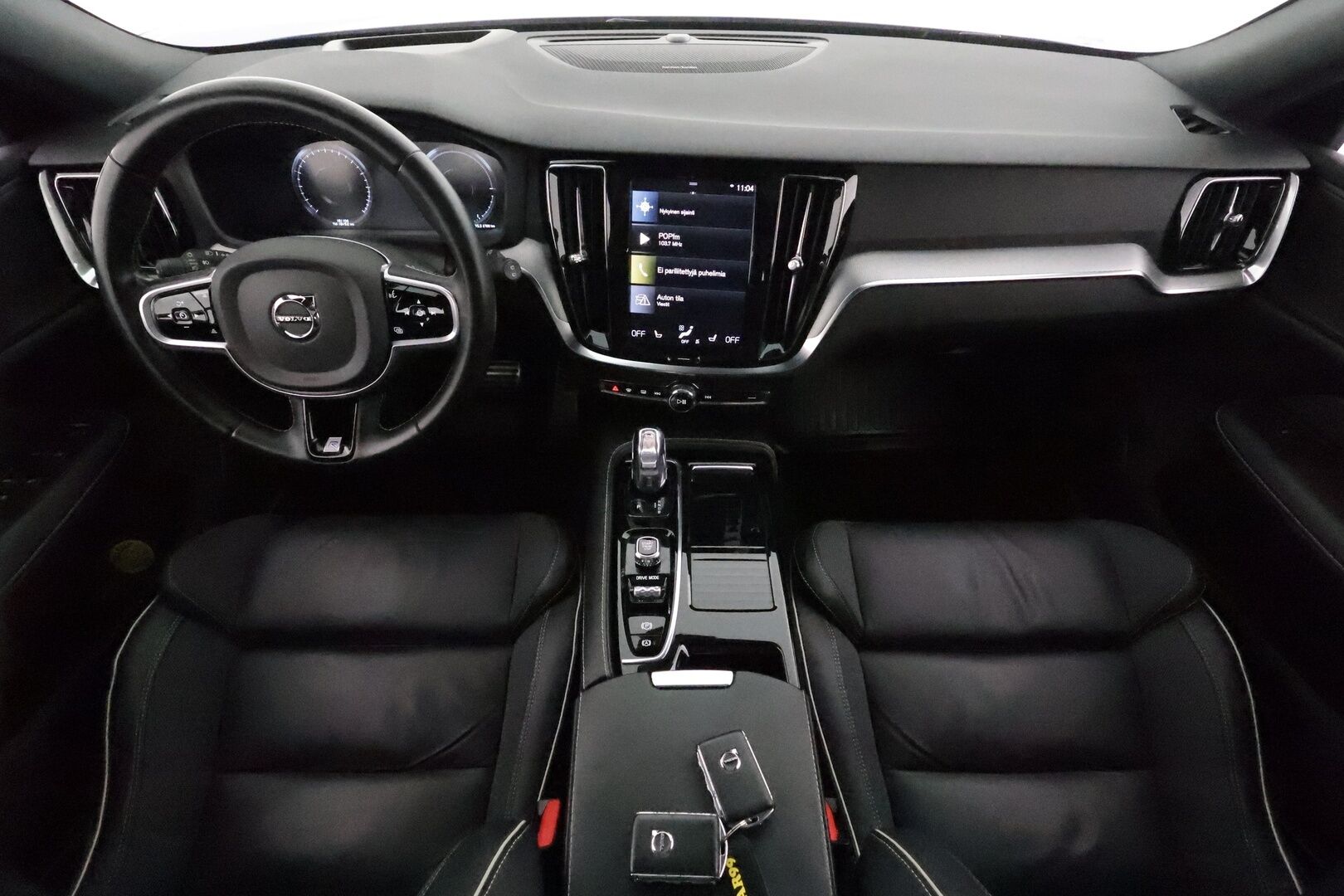 Volvo V60 2019 T8 AWD R-Design aut **Adapt.vakkari / H&K / 360° / Muistipenkit / Koukku / Webasto / Full LED / Panorama / HUD** - Suomi-auto / Merkkihuollettu / Kahdet renkaat aluvanteilla / Penkinlämmittimet takana / Ratinlämmitin / Sportti puolinahat / BLIS