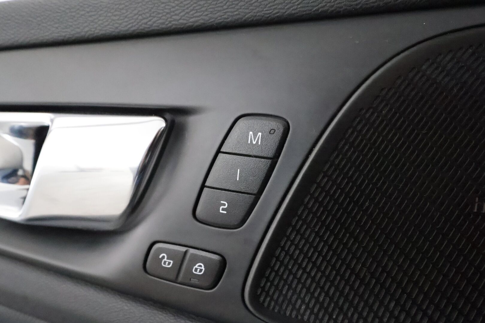 Volvo V60 2019 T8 AWD R-Design aut **Adapt.vakkari / H&K / 360° / Muistipenkit / Koukku / Webasto / Full LED / Panorama / HUD** - Suomi-auto / Merkkihuollettu / Kahdet renkaat aluvanteilla / Penkinlämmittimet takana / Ratinlämmitin / Sportti puolinahat / BLIS