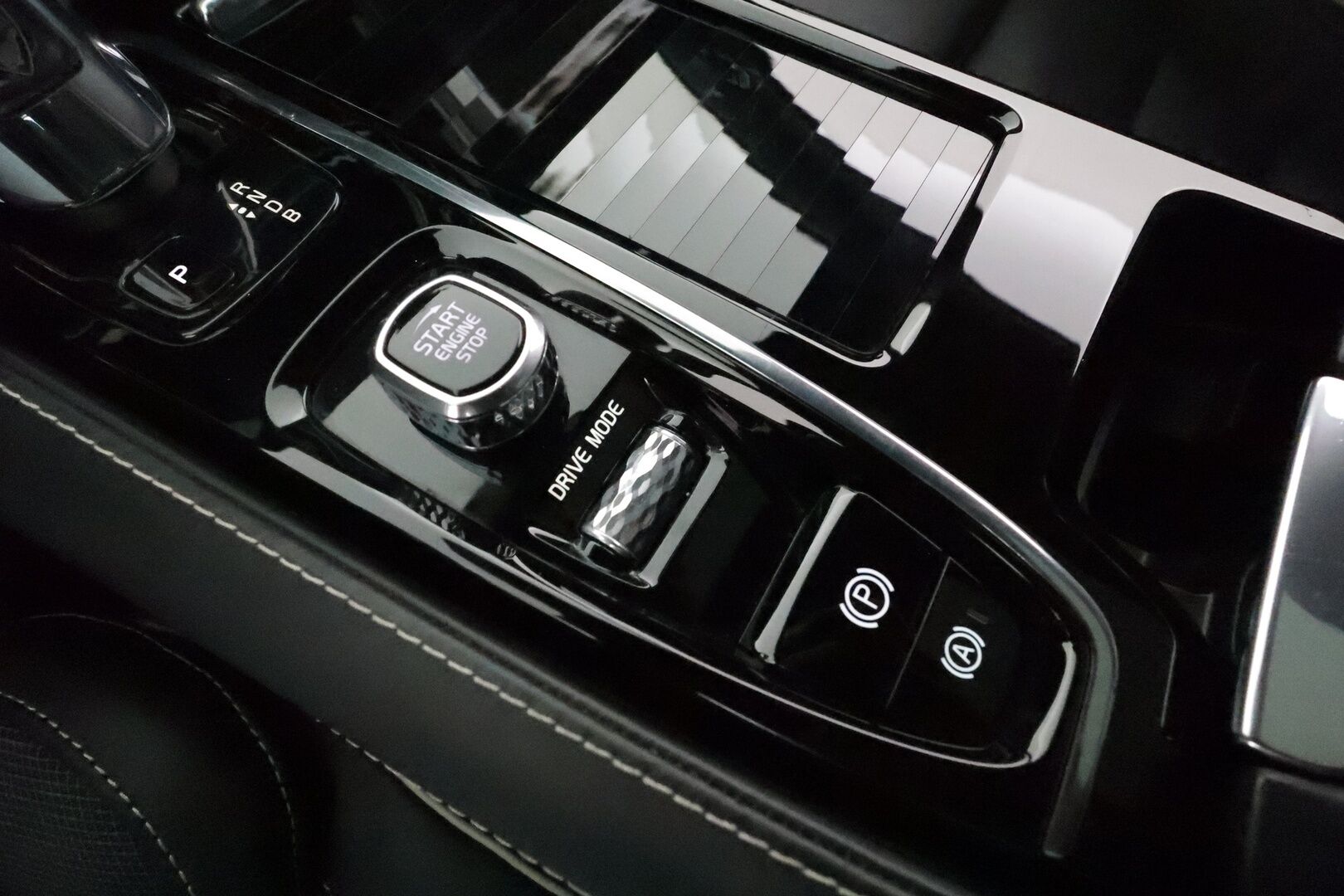 Volvo V60 2019 T8 AWD R-Design aut **Adapt.vakkari / H&K / 360° / Muistipenkit / Koukku / Webasto / Full LED / Panorama / HUD** - Suomi-auto / Merkkihuollettu / Kahdet renkaat aluvanteilla / Penkinlämmittimet takana / Ratinlämmitin / Sportti puolinahat / BLIS