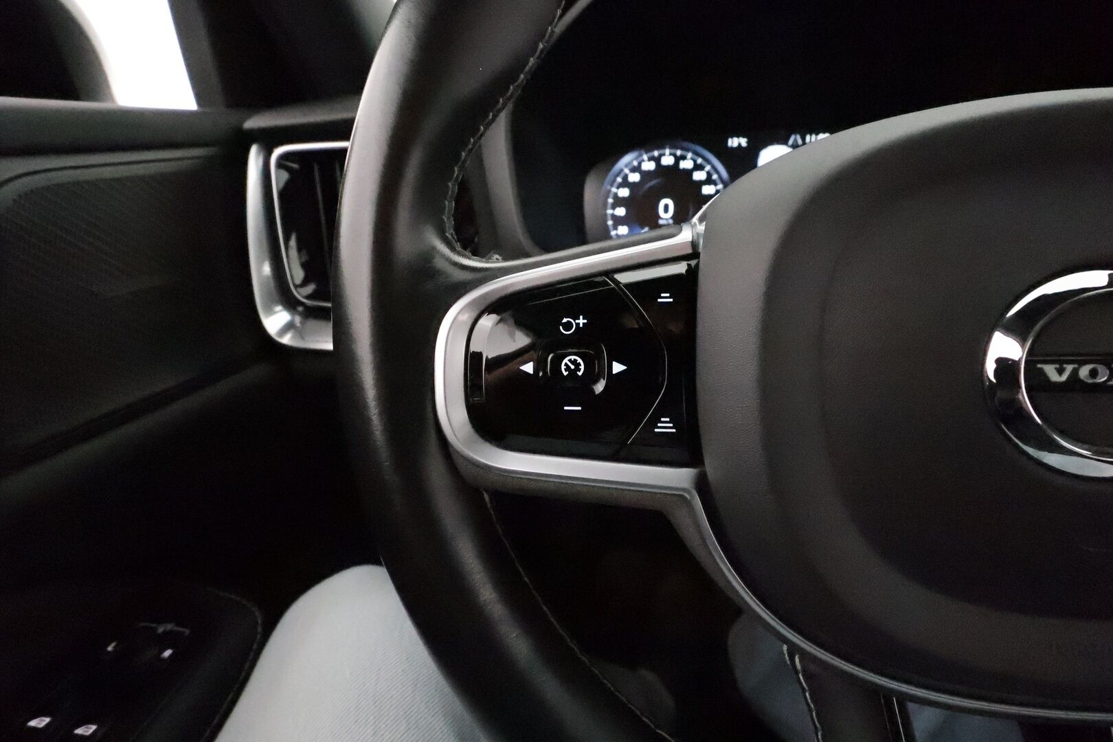 Volvo V60 2019 T8 AWD R-Design aut **Adapt.vakkari / H&K / 360° / Muistipenkit / Koukku / Webasto / Full LED / Panorama / HUD** - Suomi-auto / Merkkihuollettu / Kahdet renkaat aluvanteilla / Penkinlämmittimet takana / Ratinlämmitin / Sportti puolinahat / BLIS