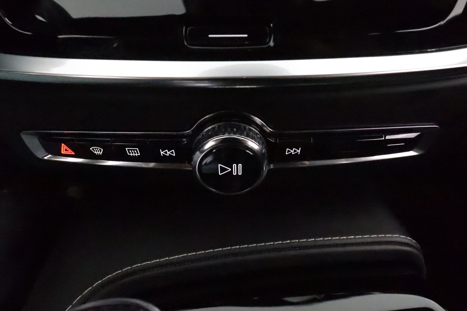 Volvo V60 2019 T8 AWD R-Design aut **Adapt.vakkari / H&K / 360° / Muistipenkit / Koukku / Webasto / Full LED / Panorama / HUD** - Suomi-auto / Merkkihuollettu / Kahdet renkaat aluvanteilla / Penkinlämmittimet takana / Ratinlämmitin / Sportti puolinahat / BLIS