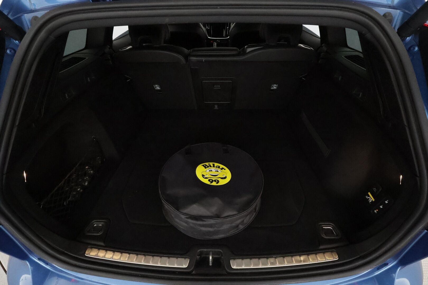 Volvo V60 2019 T8 AWD R-Design aut **Adapt.vakkari / H&K / 360° / Muistipenkit / Koukku / Webasto / Full LED / Panorama / HUD** - Suomi-auto / Merkkihuollettu / Kahdet renkaat aluvanteilla / Penkinlämmittimet takana / Ratinlämmitin / Sportti puolinahat / BLIS